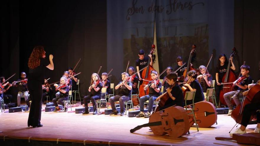 Arriba, los niños en un momento del concierto. Abajo, Caballero habla  a los niños   | FOTOS: A.V.