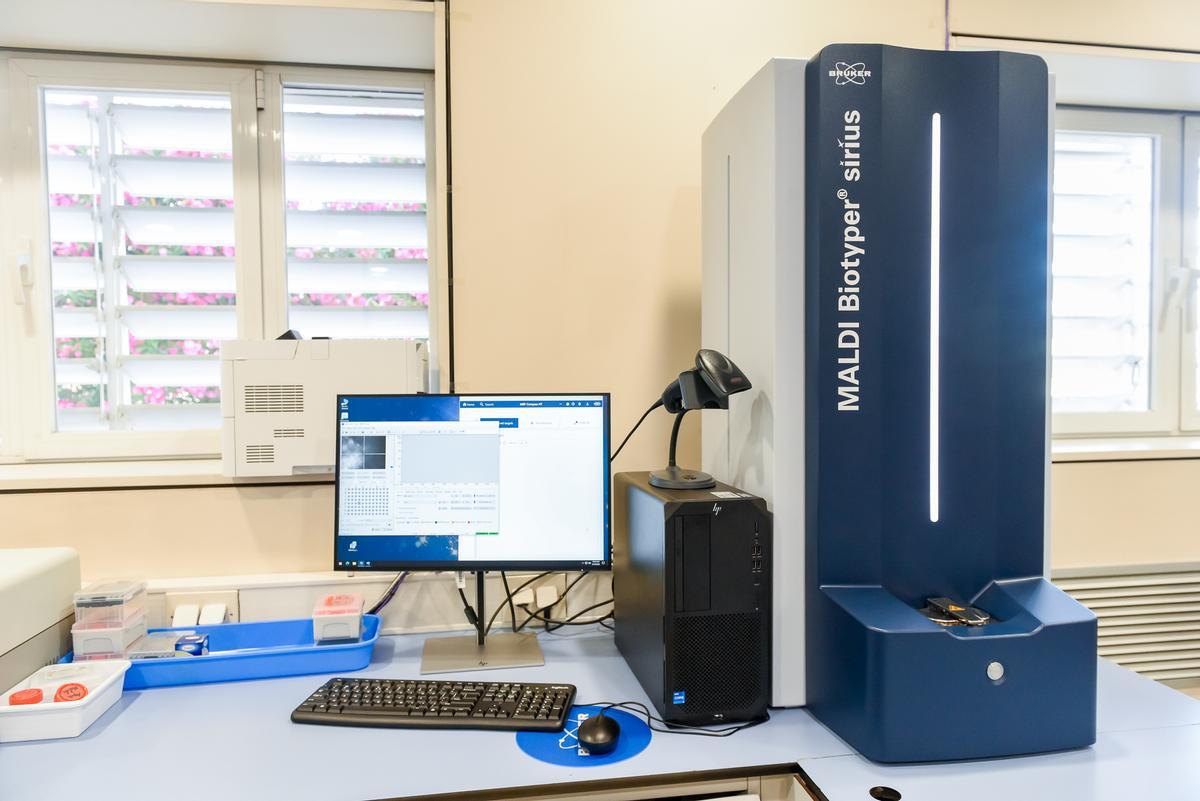 La implantación de la tecnología MALDI-TOF forma parte del proceso de renovación tecnológica de los laboratorios de Juaneda Hospitales.