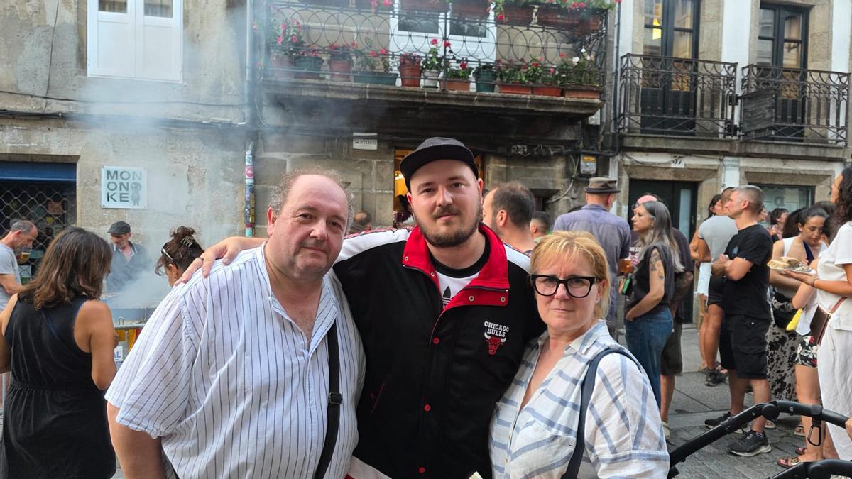 El DJ y productor musical, Luchiño, acompañado por sus padres