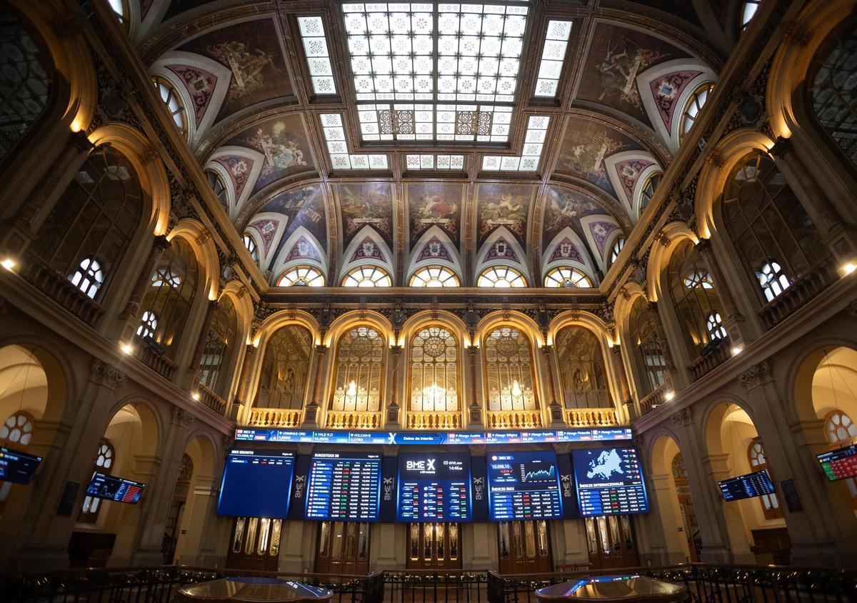 Archivo - Varios paneles del Ibex 35 en el Palacio de la Bolsa
