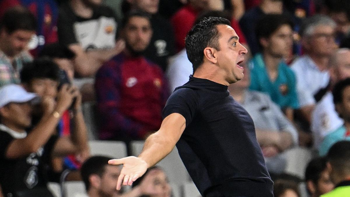 Xavi se enfada durante el Barça-Amberes de la Champions en Montjuïc.