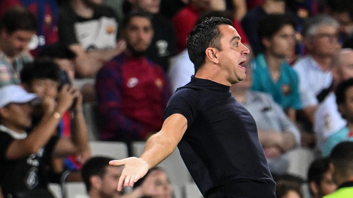 Xavi se enfada durante el Barça-Amberes de la Champions en Montjuïc. Xavi se enfada durante el Barça-Amberes de la Champions en Montjuïc.