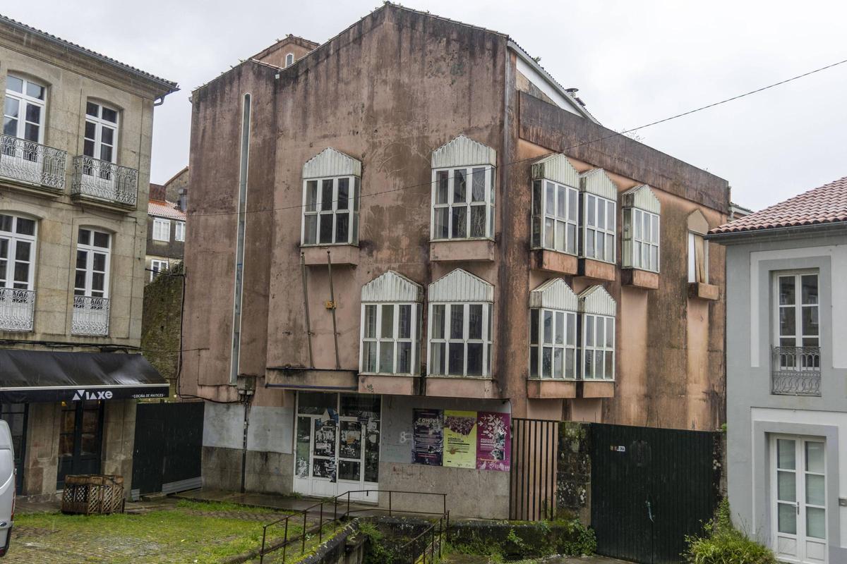 A Casa da Xuventude continúa a deteriorarse na Praza do Matadoiro logo de anos sen unha decisión sobre que facer co inmoble