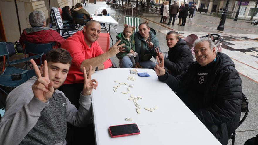 Colas de hasta 27 horas por las charangas del Antroxu de Gijón: &quot;Merece la pena&quot;