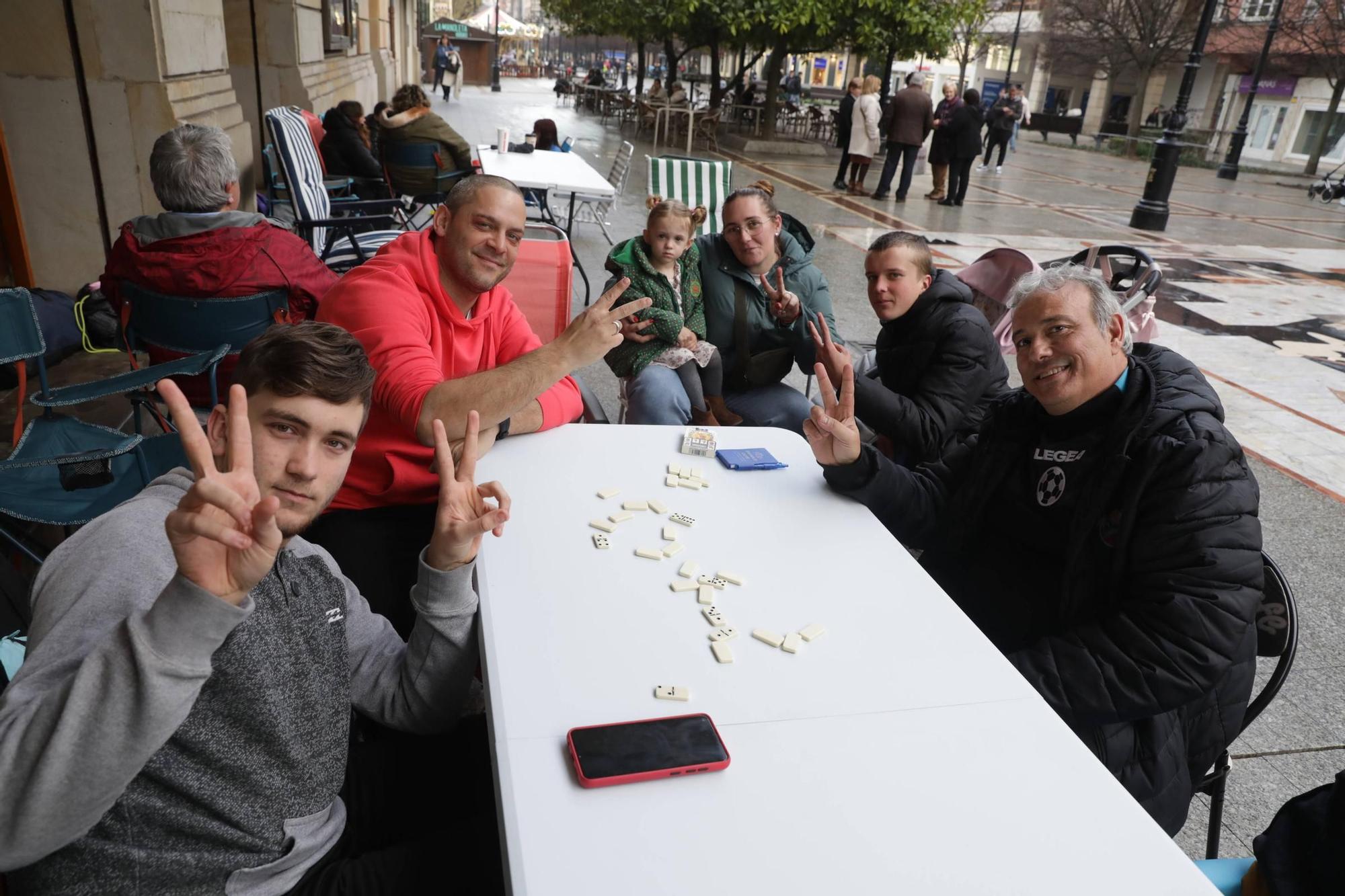 Las colas de hasta 27 horas por las charangas del Antroxu de Gijón, en imágenes