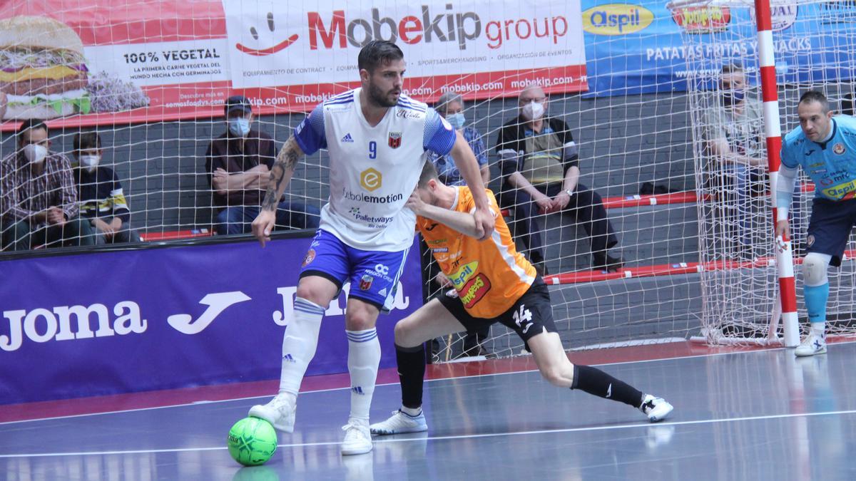 Juanqui controla un balón en un momento del partido del Fútbol Emotion en Tudela.