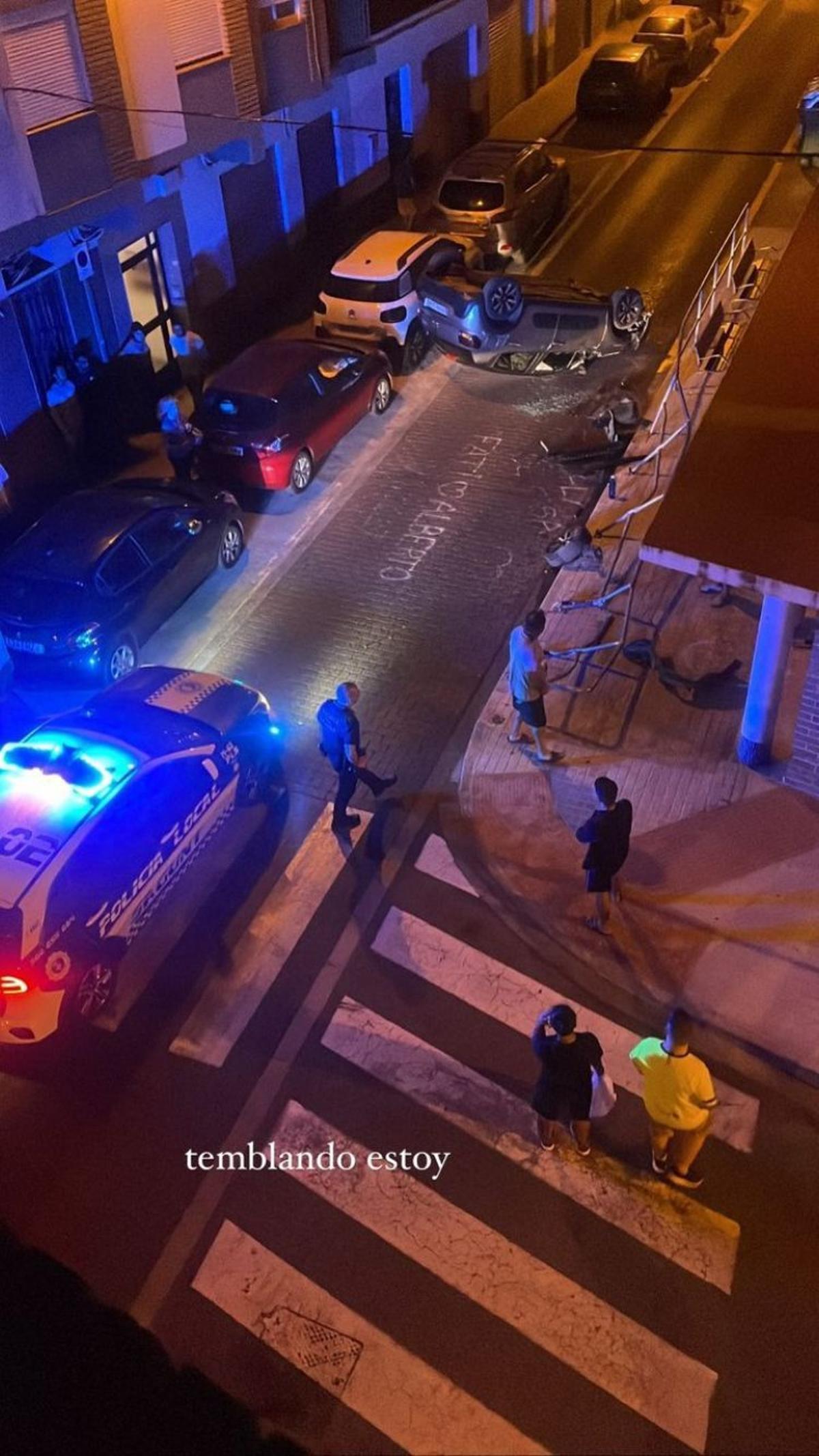 Estado en que quedaron el coche y la valla.