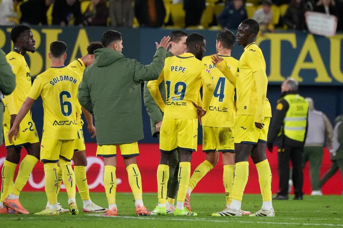Los jugadores del Villarreal celebran el triunfo.