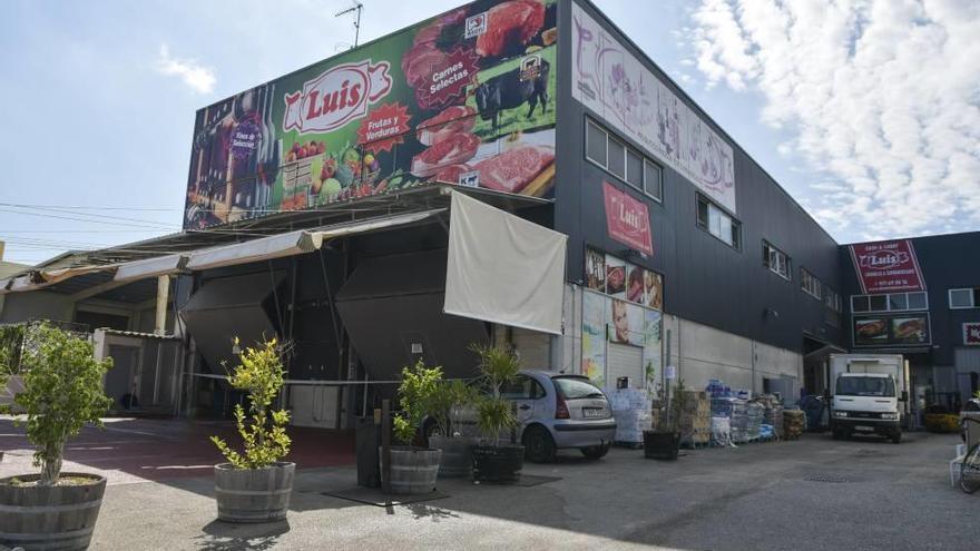 La nave de Cárnicas Luis en Son Bugadelles, ayer, tras el incendio del domingo.