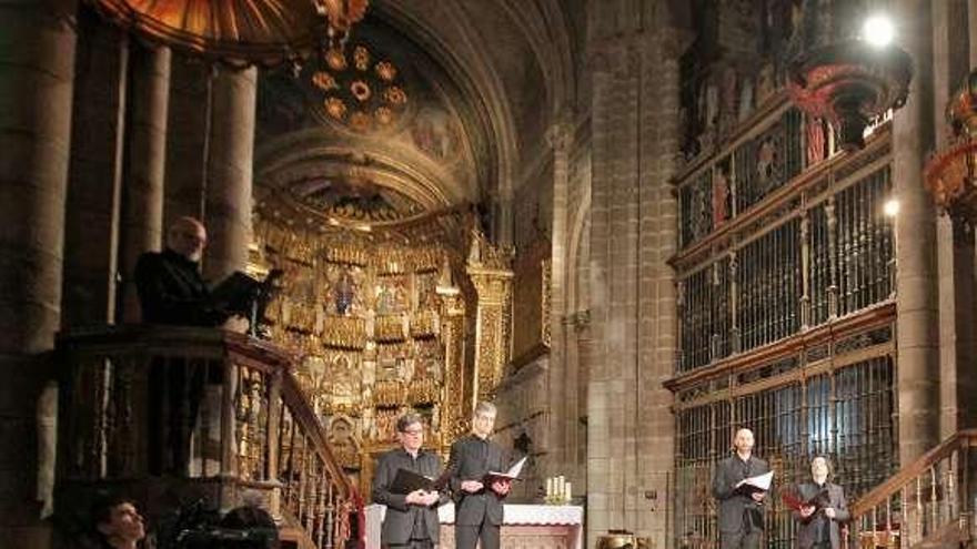 Miembros del grupo en el altar mayor y el púlpito.  // Jesús Regal