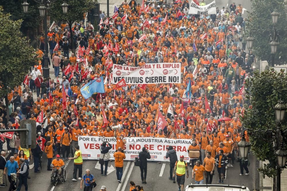 Los trabajadores de Vesuvius marchan a pie desde la fábrica de Riaño hasta la Junta