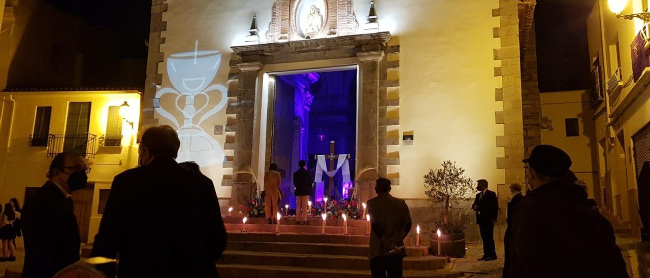 La ermita iluminada con la Vera Creu.