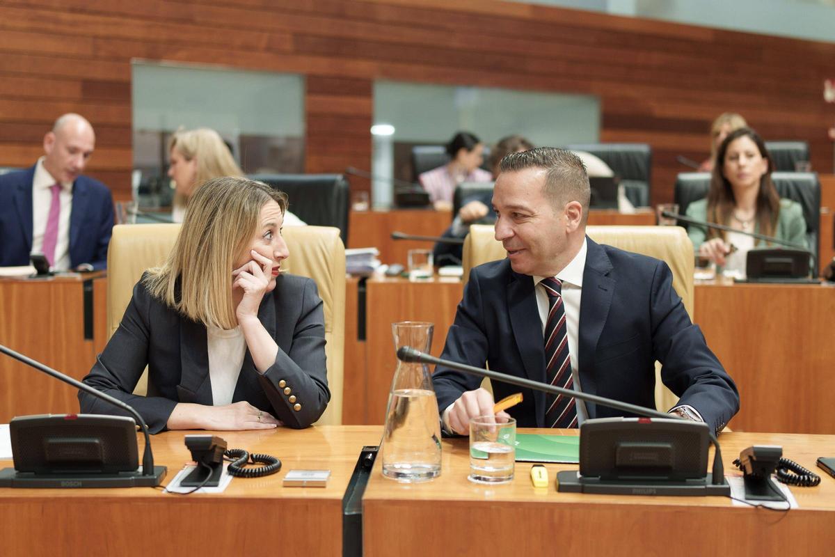 María Guardiola y Óscar Fernández, en una sesión plenaria.