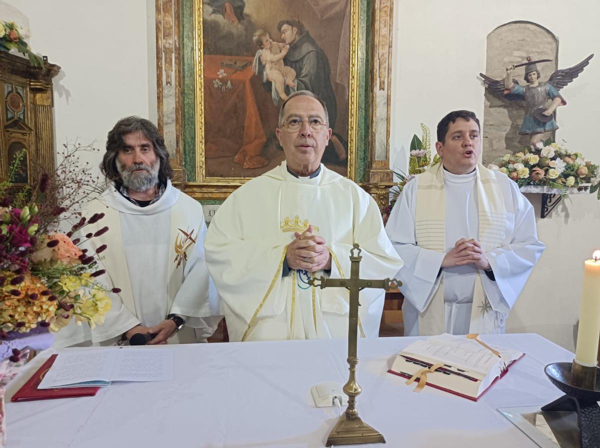 De izquierda a derecha, Teo Nieto, el obispo Fernando Valera y José Alberto Sutil