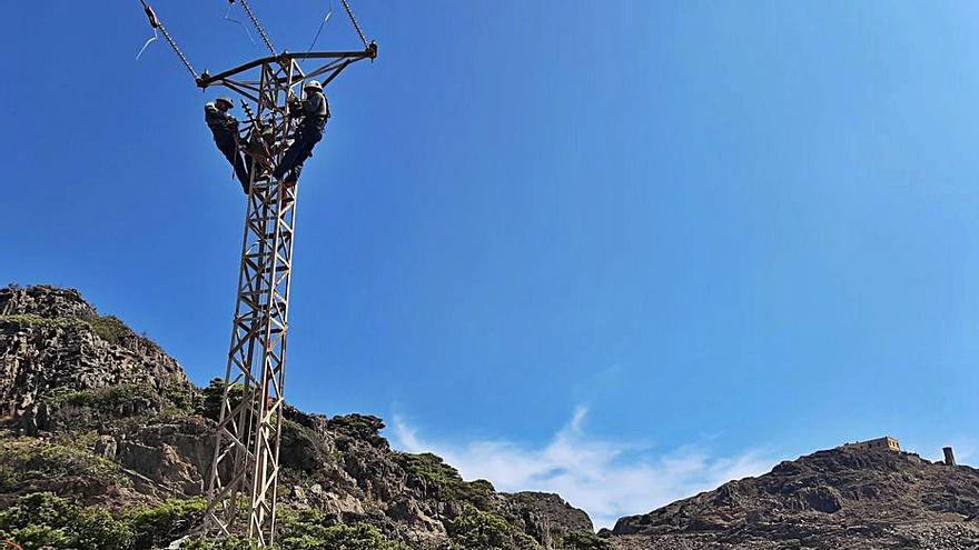 Els operaris treballant en una de les línies. | ENDESA