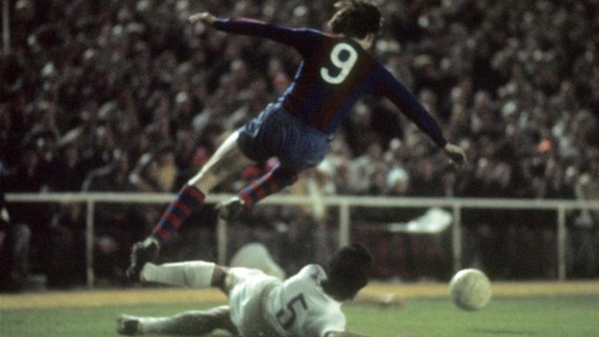 Johan Cruyff, en una acción del histórico partido del Bernabéu, saltando por encima del defensa blanco Benito