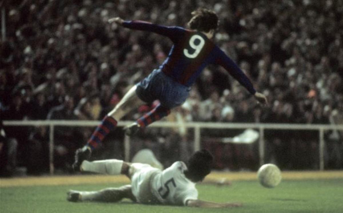 Johan Cruyff, en una acción del histórico partido del Bernabéu, saltando por encima del defensa blanco Benito