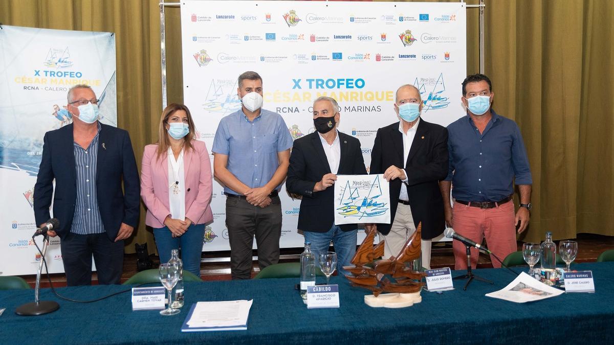 De izquierda a derecha, Ye Cabrera, María Jesús Tovar, Francisco Aparicio, Julio Romero, José Calero y Felipe Brito durante la presentación del trofeo.