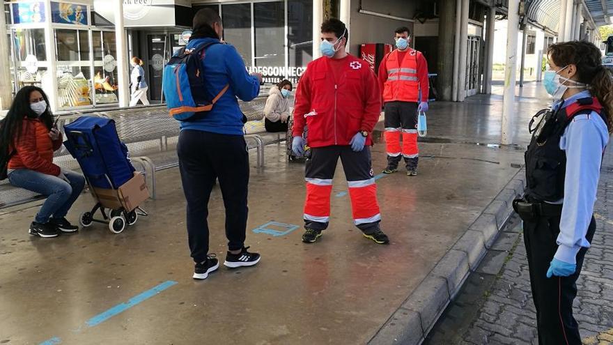 Efectius de Creu Roja i agents dels Mossos fent distribució de mascaretes aquest dimarts a l&#039;estació de Manresa-Alta