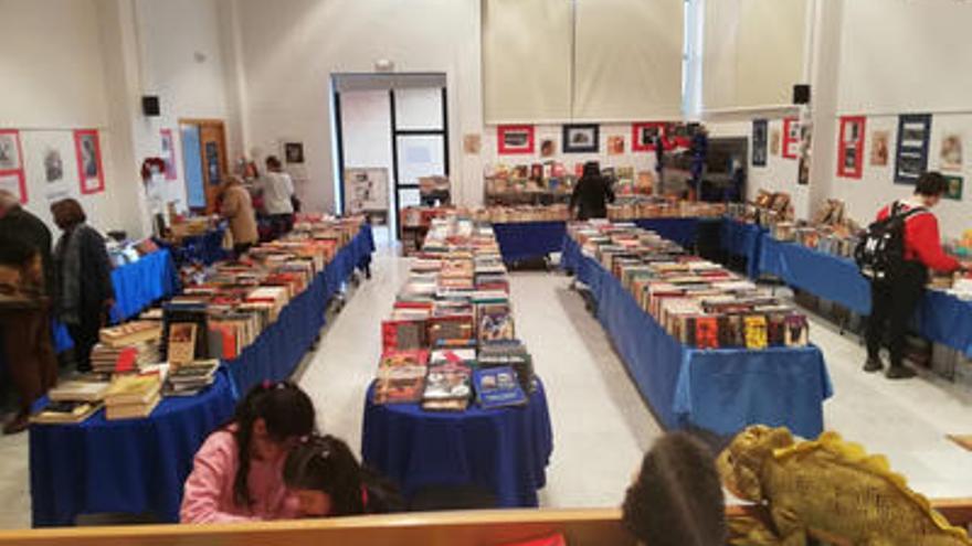 El mercadillo navideño, en una imagen del año pasado, en la Biblioteca Municipal José Moreno Villa de Churriana.