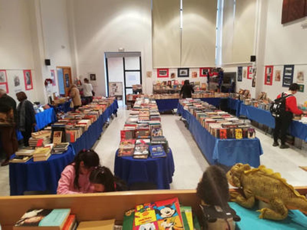El mercadillo navideño, en una imagen del año pasado, en la Biblioteca Municipal José Moreno Villa de Churriana.