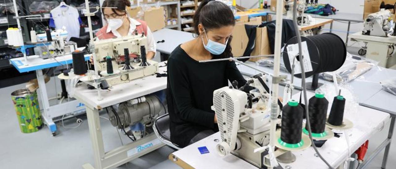 Alumnas del CIFP Manuel Antonio en sus prácticas, la semana pasada en la textil Ottobosley.