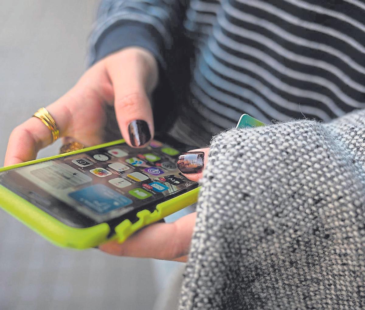 Una persona usa el teléfono móvil