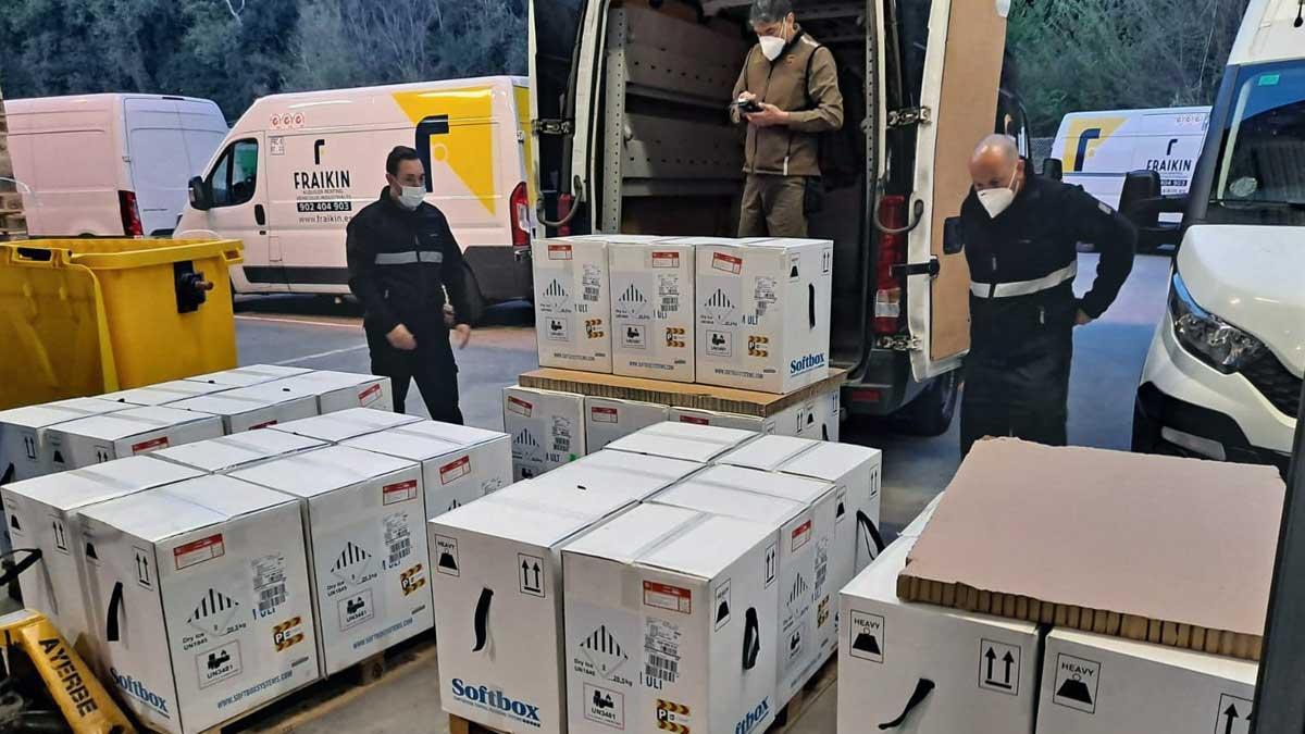 Varios operarios descargan una remesa de vacunas contra la covid-19 a su llegada a la localidad barcelonesa de Sant Sadurní d'Anoia.