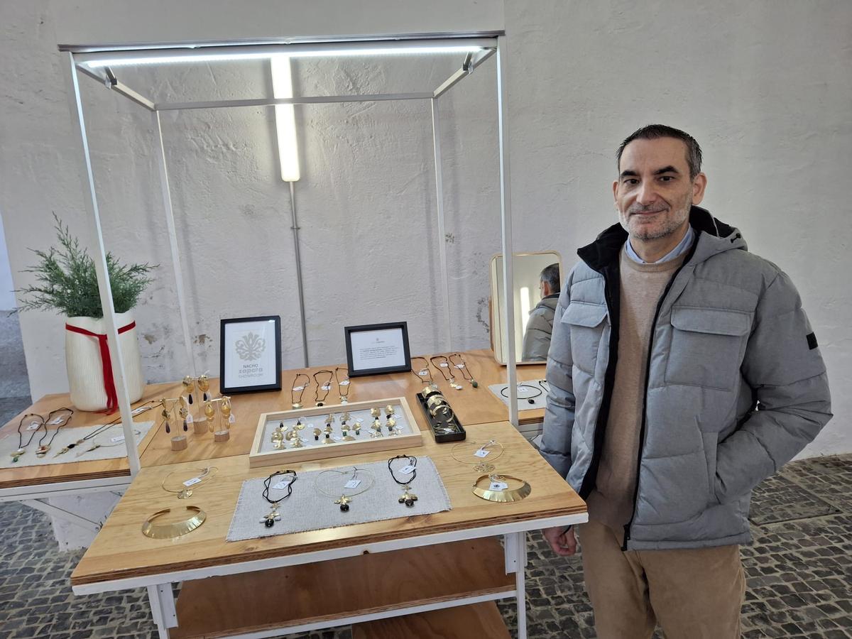 Nacho Zapata, joyero artesanal de Badajoz, un habitual en este mercado.