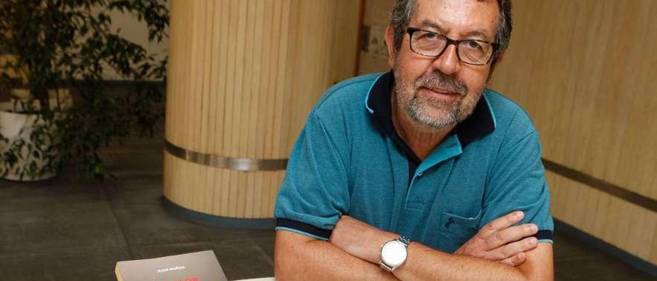 Juan Muñoz, con un ejemplar de la novela que publicó hace dos años.