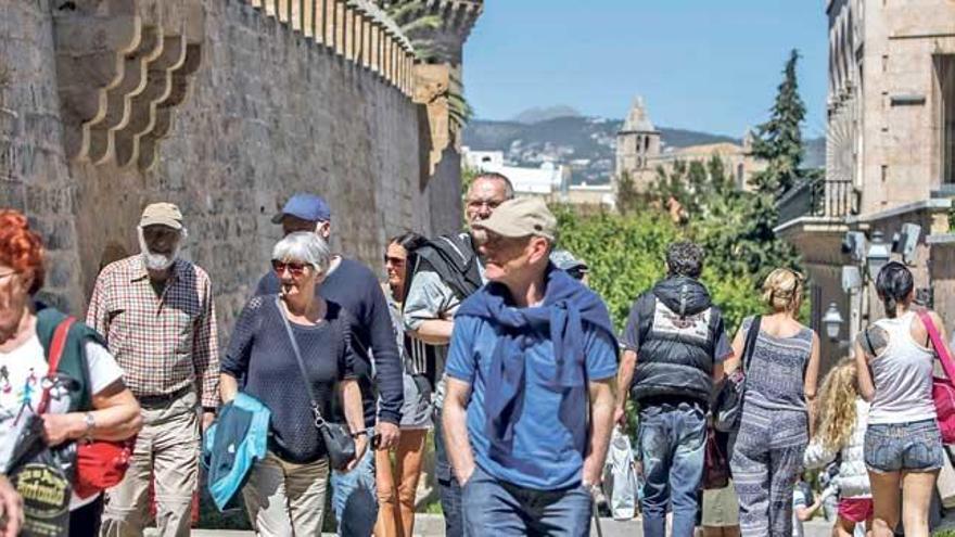 Unos cruceristas llegando a Palma durante una de las escalas de su travesía.