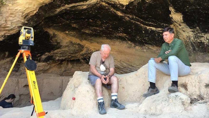 El profesor Michael Walker (i), en la Cueva Negra de Caravaca durante la campaña de excavación.