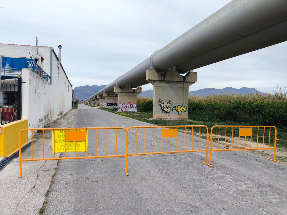 Carretera cortada, este martes, debido a la fuga de agua