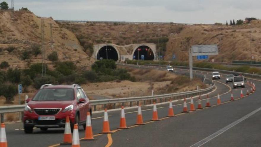 Empiezan a reparar las grietas que tienen cerrado 9 meses un túnel de la AP-7