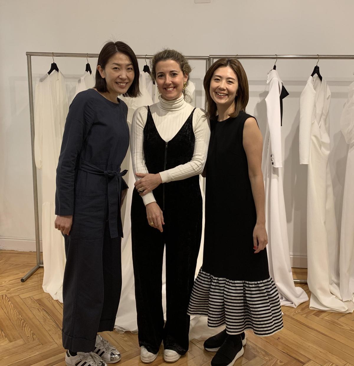 Ana García junto a las propietarias de las tiendas de moda en Japón que venden las colecciones de moda de Cherubina, incluidas sus trajes de novia.