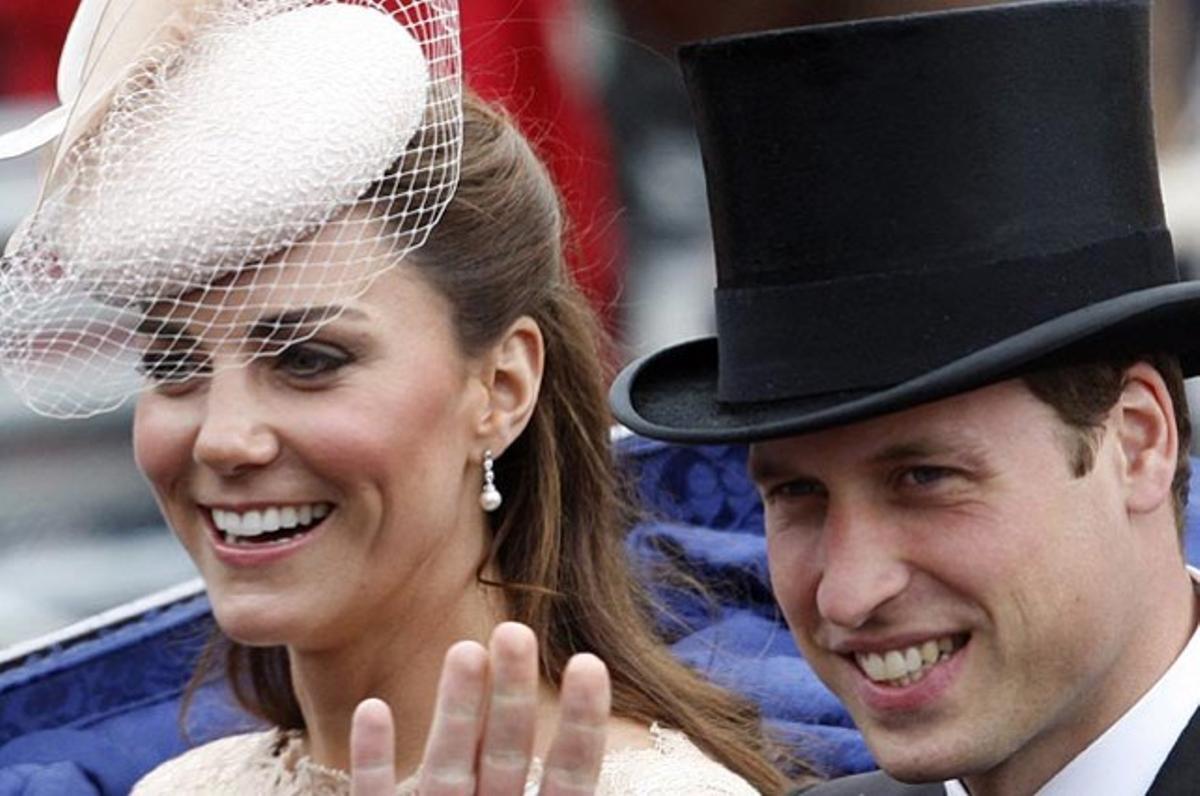El príncep Guillem i la seva dona Caterina durant el trajecte des de Westminster Hall fins al palau de Buckingham.