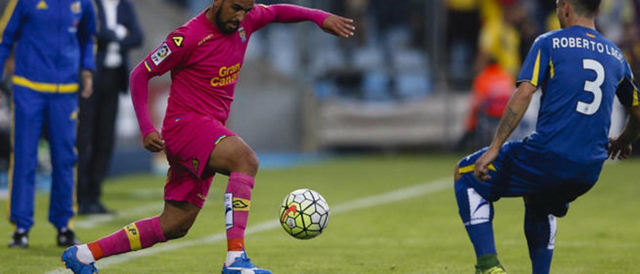 El extremo de la UD Nauzet Alemán, que ayer debutó con la UD en Primera, en el Coliseum. Detrás, Paco Herrera.