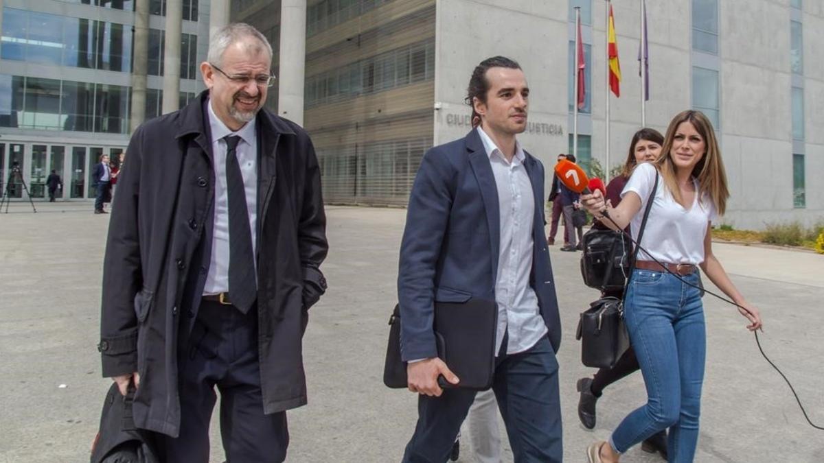 El creador de la web Seriesyonkis, Alberto G. S., con su abogado, tras declarar en el juicio.