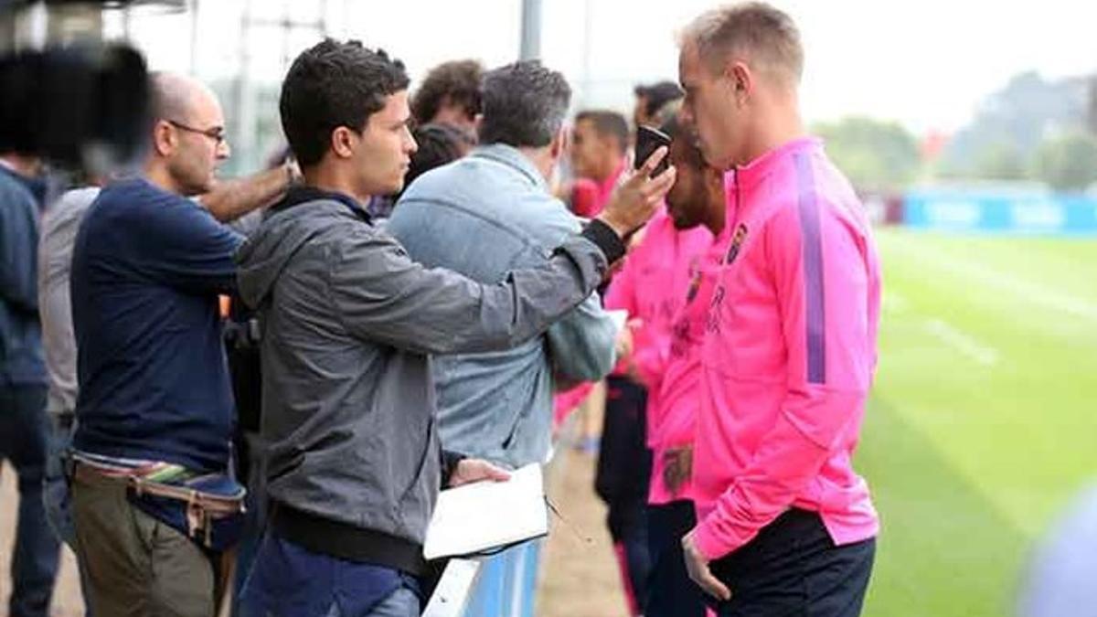 Ter Stegen atendiendo a los medios tras el entrenamiento.