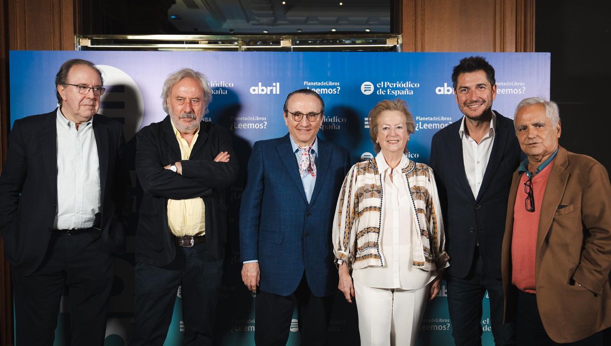 De izquierda a derecha: Pedro Álvarez Miranda, autor; Julio Llamazares, guionista y escritor; Javier Moll, presidente de Prensa Iberica; Arantza Sarasola, vicepresidenta de Prensa Iberica; Carlos del Amor, periodista; Juan Cruz, adjunto a la Presidencia de Prensa Ibérica