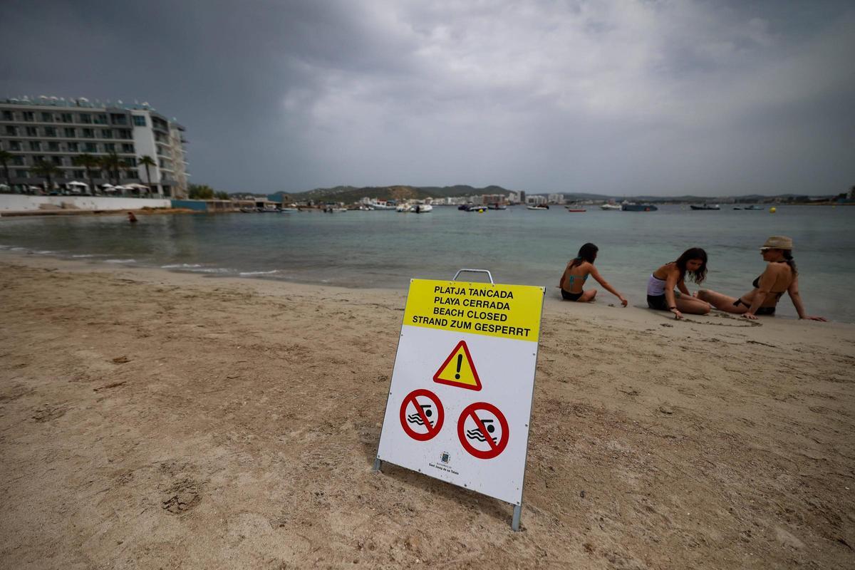 Galería: cerrada al baño la Platja d'en Xinxó por vertidos fecales