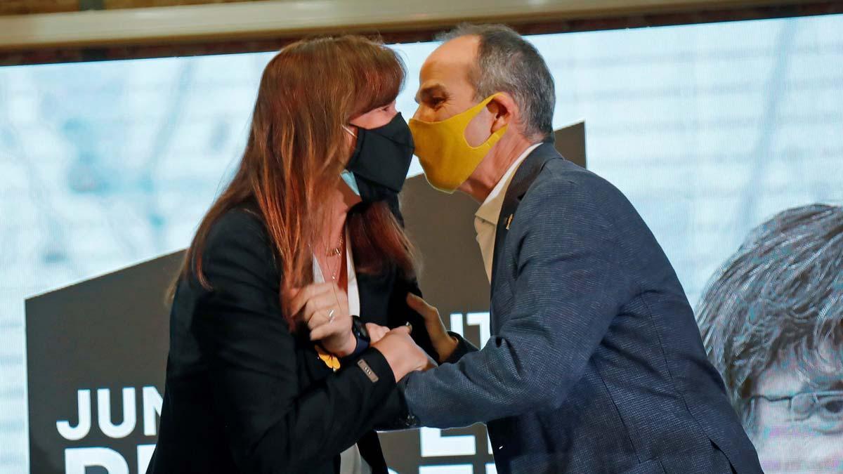 Laura Borràs besa a Jordi Turull durante un acto de campaña celebrado en Reus, en enero del 2021