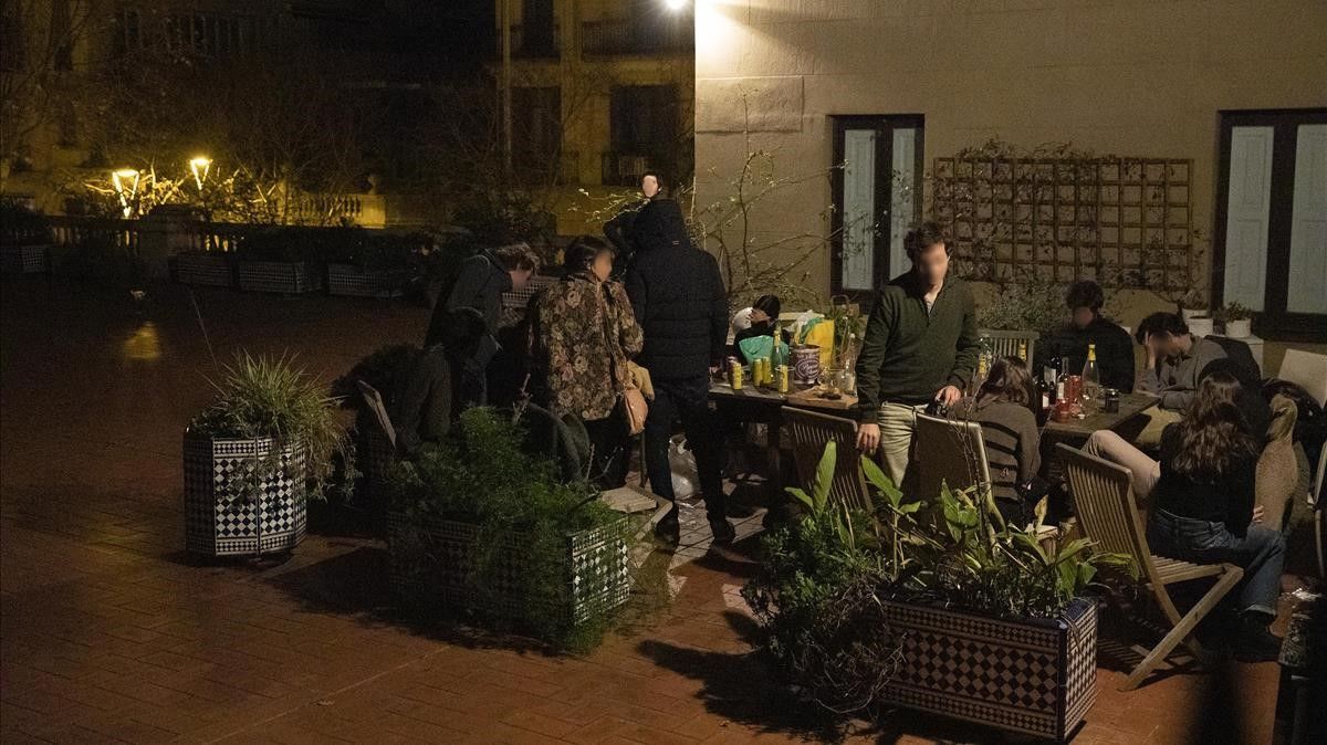 Una fiesta en el patio interior de una vivienda de la avenida Diagonal donde asistieron 27 personas.