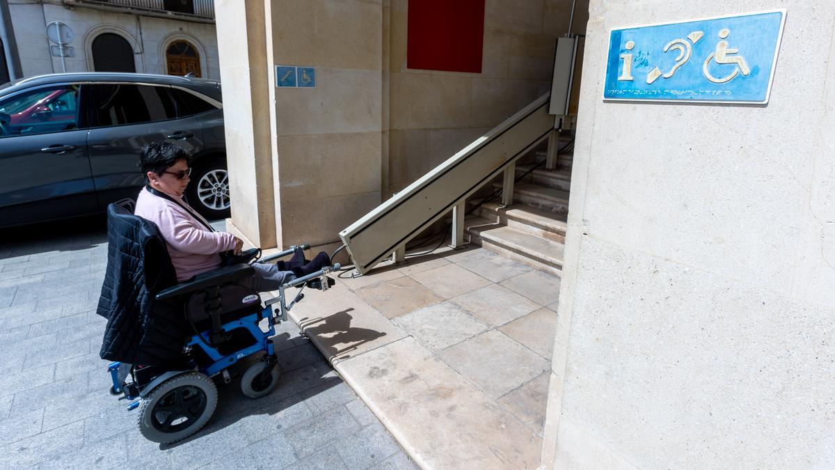 Una mujer en silla de ruedas no puede acceder al elevador de la Subdelegación del Gobierno.