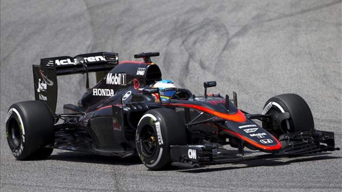 Alonso, al volante del McLaren, en el Circuit de Barcelona