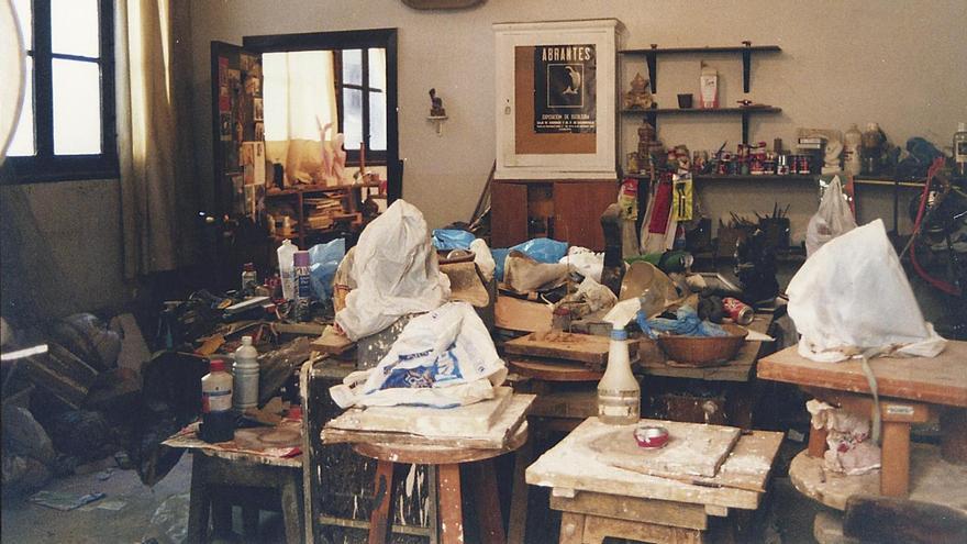 Blas de Otero en el taller de Ramón Abrantes, en Zamora