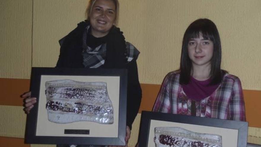 Elena Justo, técnico del Salvamento Benavente, y la deportista Claudia Huerga posan con sus premios tras la gala.