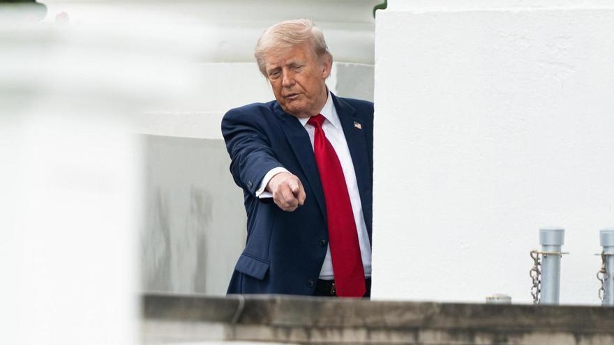 Trump firma una orden para impedir que los inmigrantes indocumentados abran una cuenta bancaria en EEUU