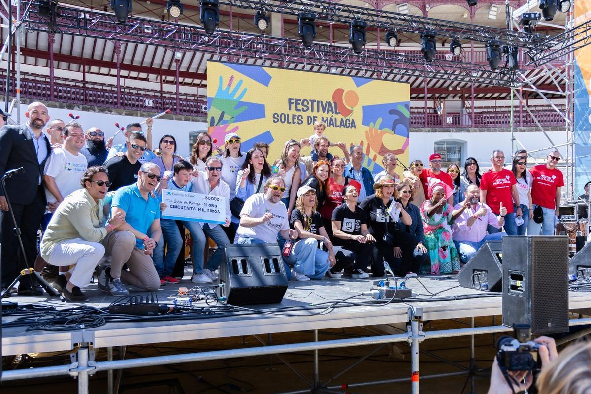 Los paricipantes del Festival posan con un choque donado para ayudas solidarias