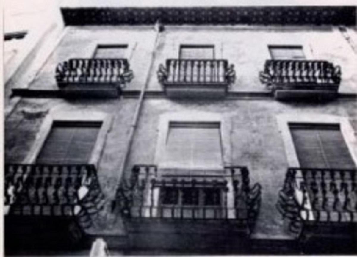 Imagen de la Banca Peral que aparece en la "Guia Provisional d'Arquitectura d'Elx", de Gaspar Jaén editada por el Colegio de Arquitectos de Alicante en 1978.